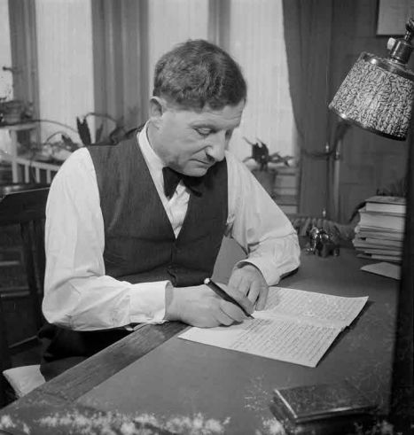 Karl Grunder an seinem Schreibtisch im Jahr 1932